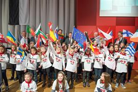 Bambini al Dreier Landtag sventolano le bandierine dei Paesi europei