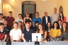 Foto di gruppo degli studenti scozzesi con Dorigatti