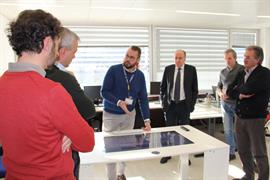 Fabrizio Robol e i consiglieri durante la visita alla sala di ricerca