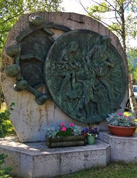 Il monumento alle vittime della tragedia di Stava