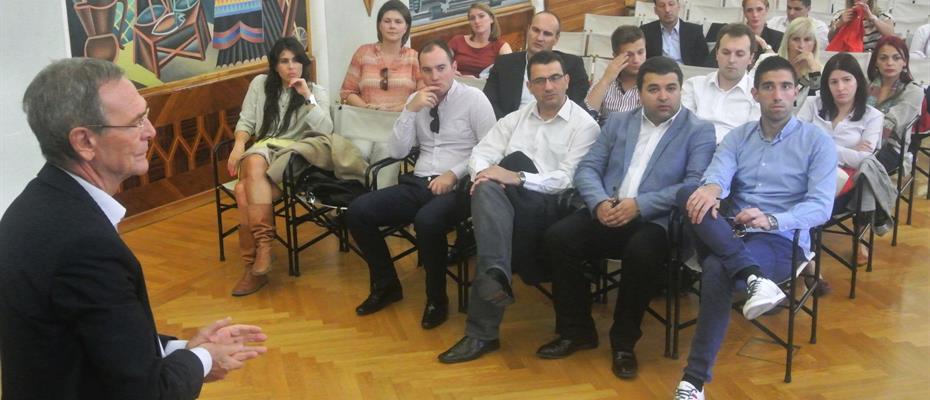 Giovani e dirigenti dai Balcani per studiare l'autonomia