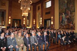 Le autorità e gli invitati alla cerimonia nella sala del palazzo del governo  di Bolzano