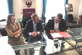 Il momento della firma del sindaco Gianni Bressan