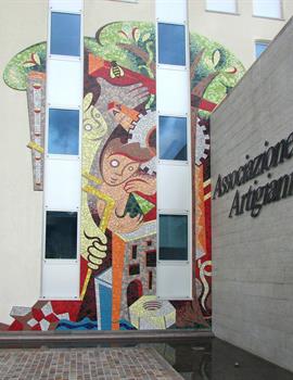 Mosaico di Belz sulla facciata della sede dell'Associazione artigiani