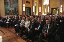 Il pubblico in sala nel palazzo della Prefettura di Bolzano
