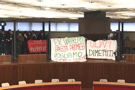 Striscioni in aula e seduta sospesa mentre le minoranze sollecitano chiarimenti sul caso Baratter