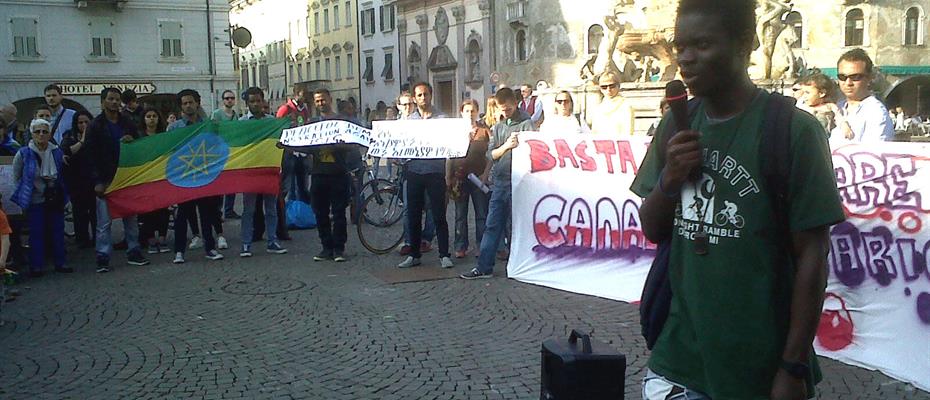 La staffetta dei 900 numeri/persona scanditi in piazza Duomo per ricordare i morti in mare tra la LIbia e l'Italia