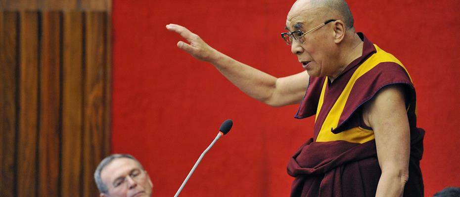 Il Dalai Lama In Aula Nella Democrazia Il Futuro Dell Umanita