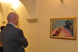 Il presidente Pallaoro davanti a un quadro