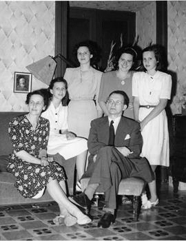 1947 Giugno De Gasperi a via Bonifacio VIII con la mogli e le 4 figlie