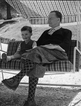 1951 Sella De Gasperi sul dondolo con Giorgio