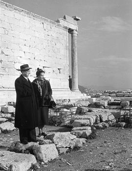 1953 gennaio Atene Acropoli - De Gasperi e Donna Francesca