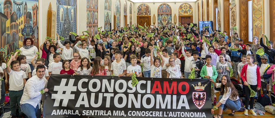 Sala Depero invasa da 250 giovanissimi per la manifestazione “Dov’è l’Autonomia”