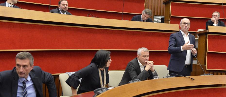 Le minoranze lasciano l'Aula per protesta. Ddl semplificazione approvato solo con i voti della maggioranza