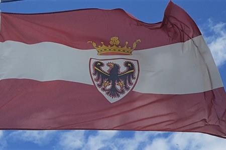 Riscoprire l'Autonomia attraverso la bandiera della Provincia 