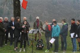 Gli alunni della scuola di Pieve di Bono alla cerimonia per Felice Franscheschetti