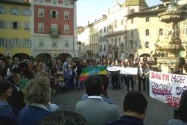 Il cerchio dei manifestanti in piazza per i 900 secondi