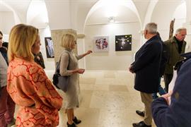 La curatrice presenta i quadri in mostra
