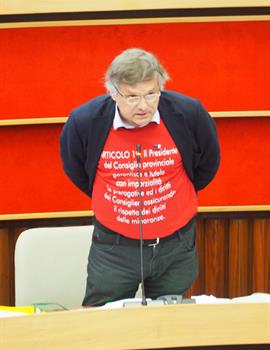 La maglietta di protesta indossata da Ghezzi in aulain aula Paolo protesta aula (2)