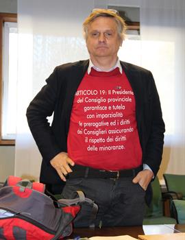 Paolo Ghezzi esibisce la scritta sulla sua maglietta