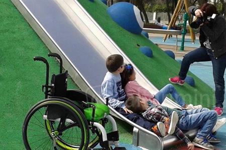 Più parchi giochi utilizzabili dai disabili. E parcheggi