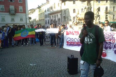 La staffetta dei 900 numeri/persona scanditi in piazza Duomo per ricordare i morti in mare tra la LIbia e l'Italia