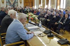 Tomazzoni accanto a Costantini e il pubblico in sala