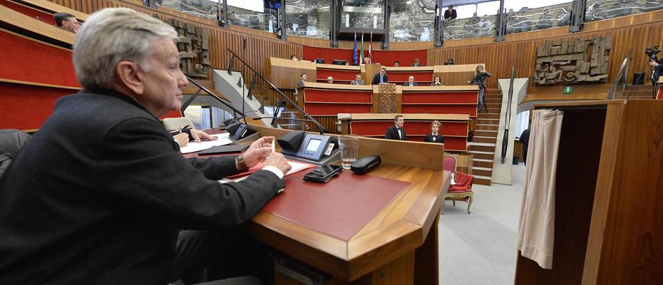 Lavori aperti dal question time. Poi il rinvio dell'elezione del vicepresidente e sospensione sul ddl-antenne