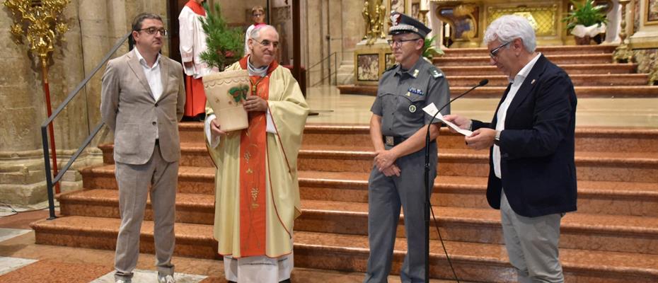 San Gualberto: il presidente Soini consegna a monsignor Tisi un piccolo pino, simbolo del rimboschimento dopo Vaia