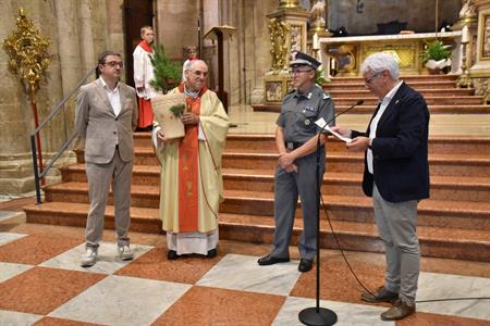 San Gualberto: il presidente Soini consegna a monsignor Tisi un piccolo pino, simbolo del rimboschimento dopo Vaia