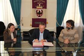 La firma della convenzione tra Dorigatti e Sommadossi